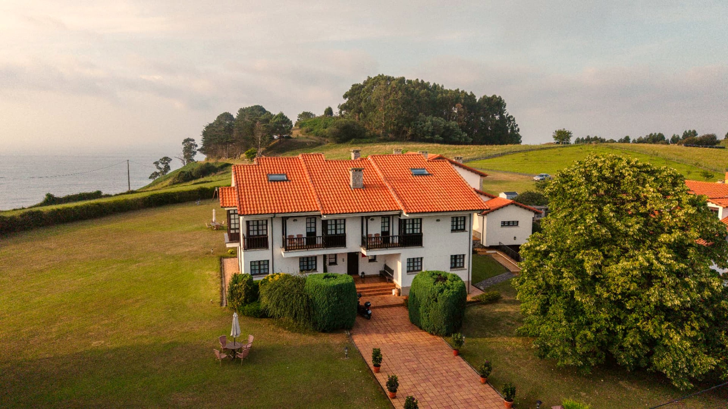 Apartamentos Antanielles al atardecer, entre praderas verdes y el mar Cantábrico en Tereñes, Asturias