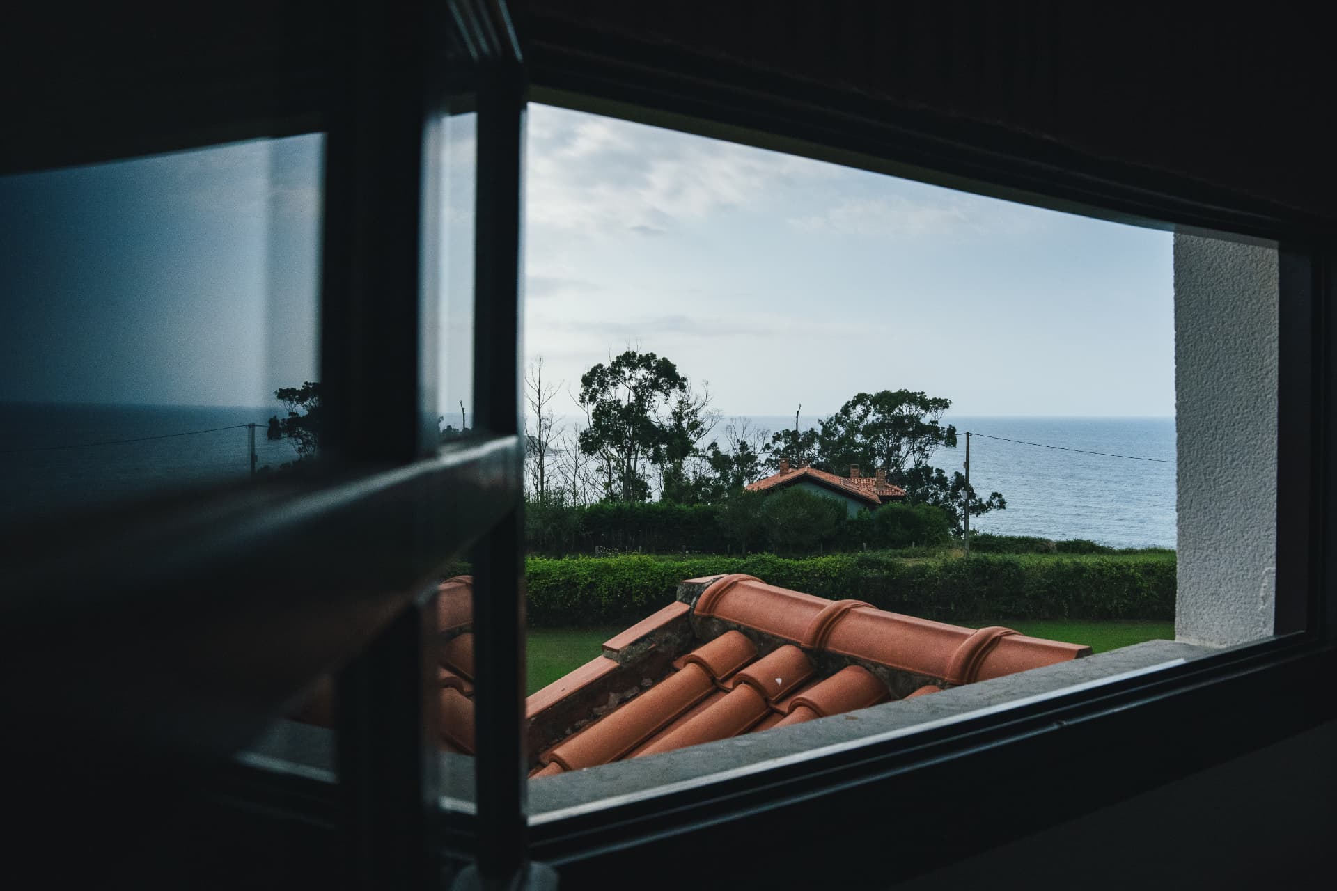 Vista al mar Cantábrico desde la ventana de un apartamento